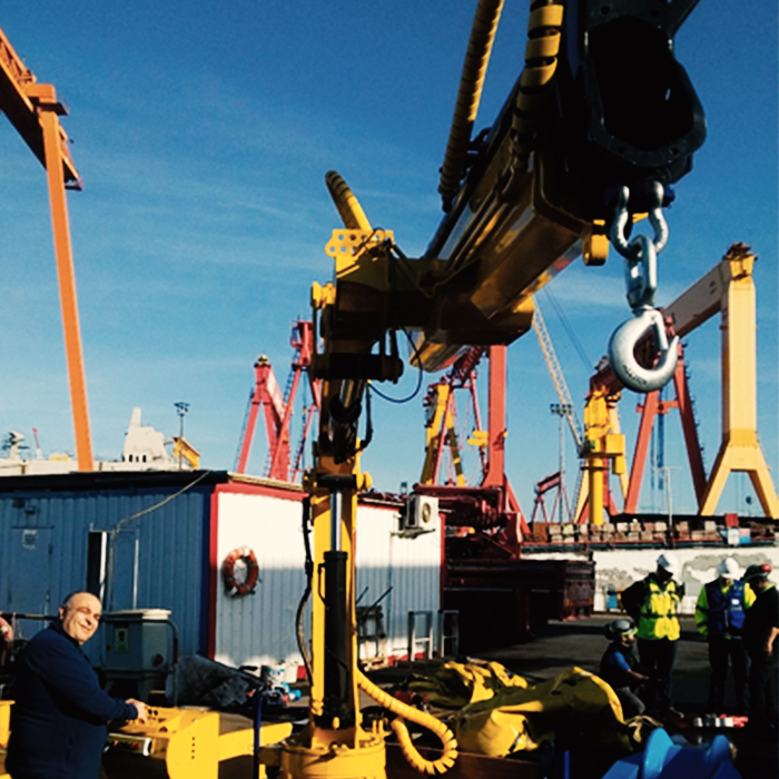 Hidromotorlu Kaldırma Tamburu ve Katlanır Bomlu Vinç Kontrol Sistemi Tasarımı